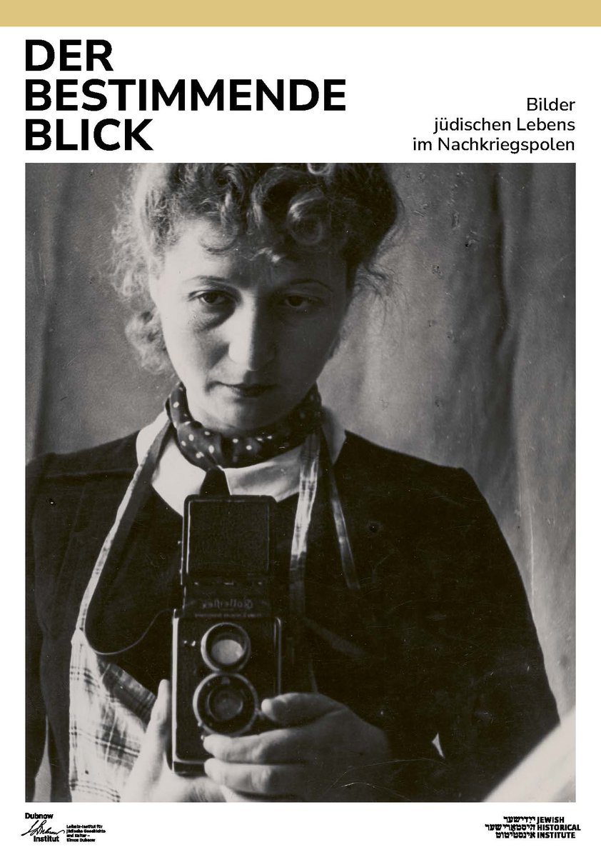 Zum #tagderkamera :
Die Broschüre zur Ausstellung »Der bestimmende Blick. Bilder jüdischen Lebens im Nachkriegspolen« steht jetzt kostenfrei als PDF zur Verfügung:
dubnow.de/institut/press…

Bild: Julia Pirotte, Selbstporträt im Spiegel mit Kamera in den Händen, Marseille 1943.