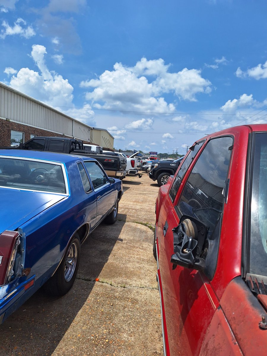 FendiFabulous's tweet image. My husband painted this blue Cutlass in California 1994 & I drove 4 years. Today I'm in Tupelo & it's at an auto shop for repairs, in Tupelo 😲