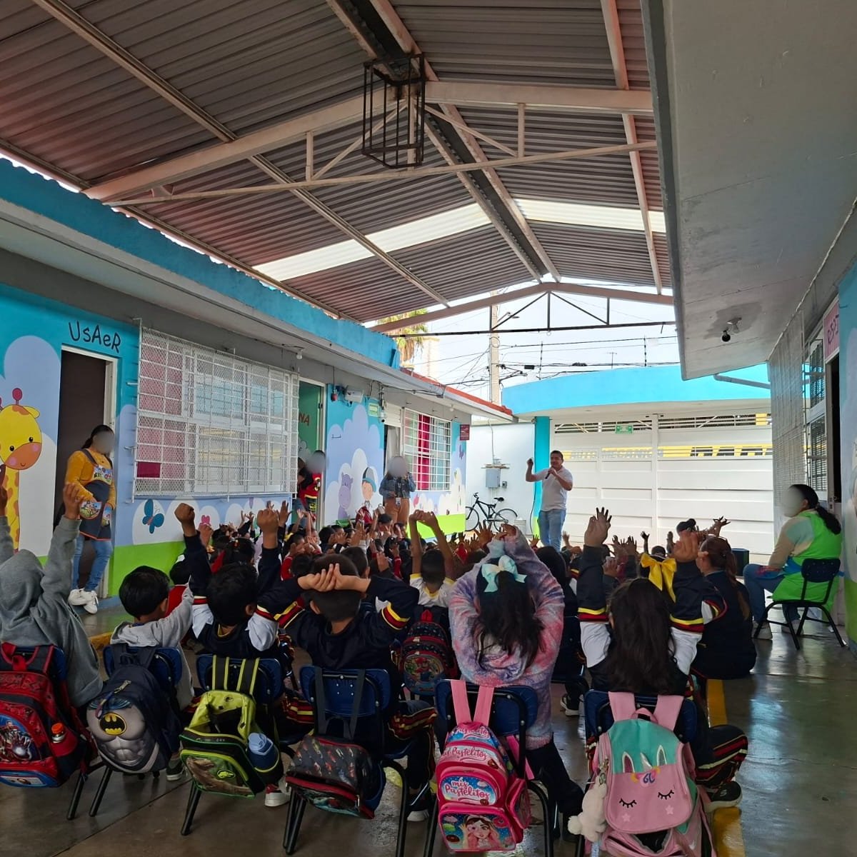 segpublicaira's tweet photo. #TómaloEnCuenta 👨🏫| Personal de la Dirección de Proximidad Ciudadana de la #SSCM de Irapuato, visitó a los alumnos del Jardín de Niños Francisco Gabilondo Soler. 🏫
👮Impartieron una plática con la finalidad de fortalecer y promover los valores. #ConPasoFirme https://t.co/yGnihHby3s