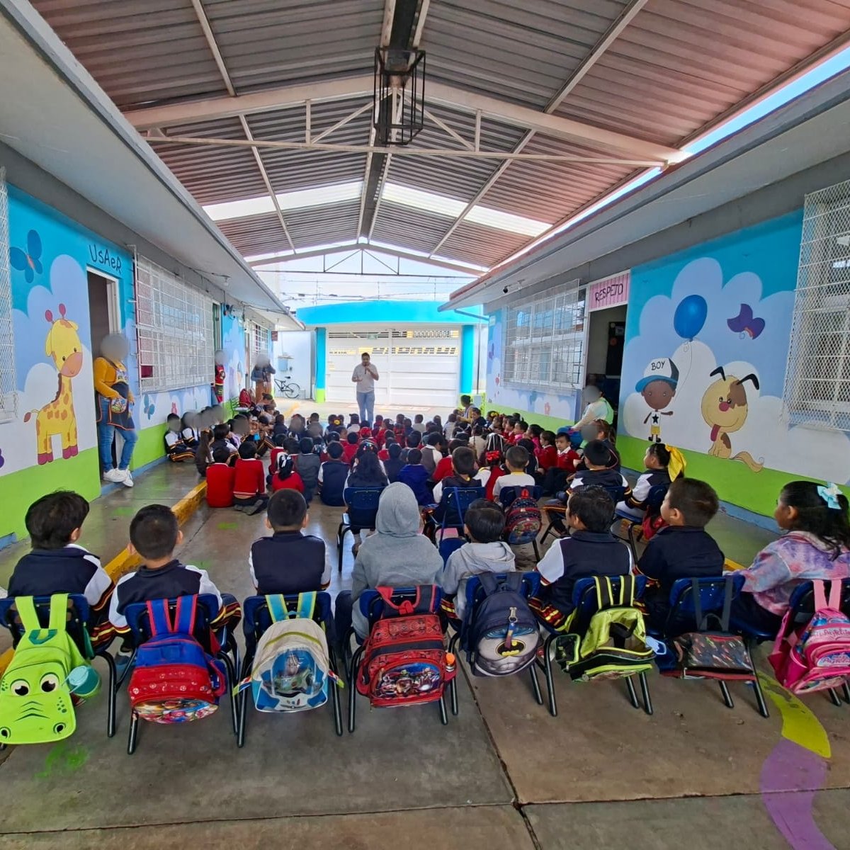 segpublicaira's tweet photo. #TómaloEnCuenta 👨🏫| Personal de la Dirección de Proximidad Ciudadana de la #SSCM de Irapuato, visitó a los alumnos del Jardín de Niños Francisco Gabilondo Soler. 🏫
👮Impartieron una plática con la finalidad de fortalecer y promover los valores. #ConPasoFirme https://t.co/yGnihHby3s