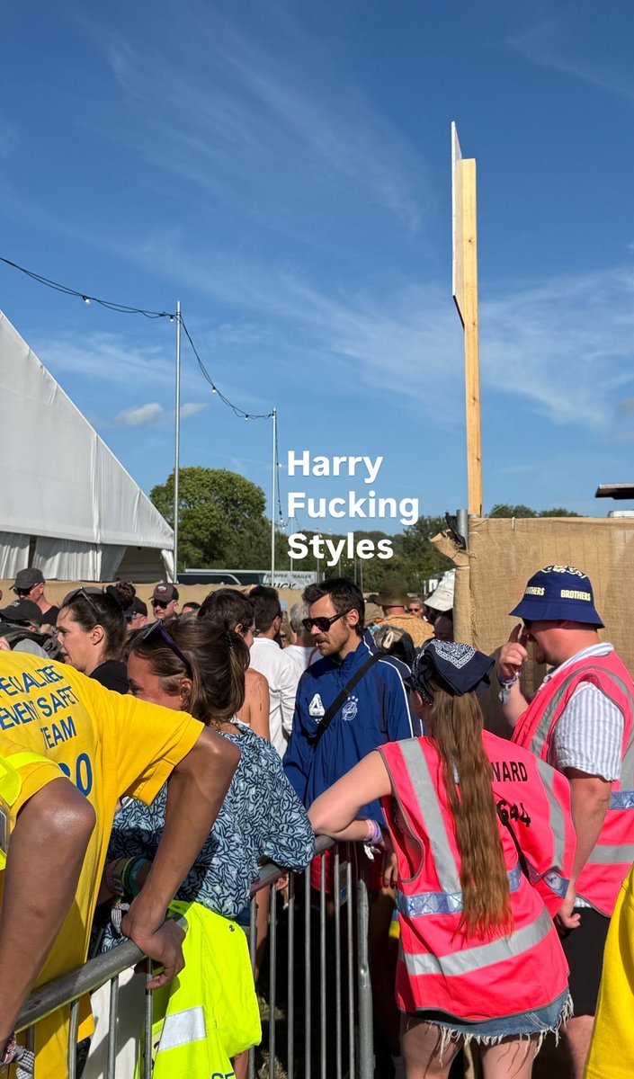 📸|| Harry y Emma Corrin hoy en Glastonbury!

©️ Owner