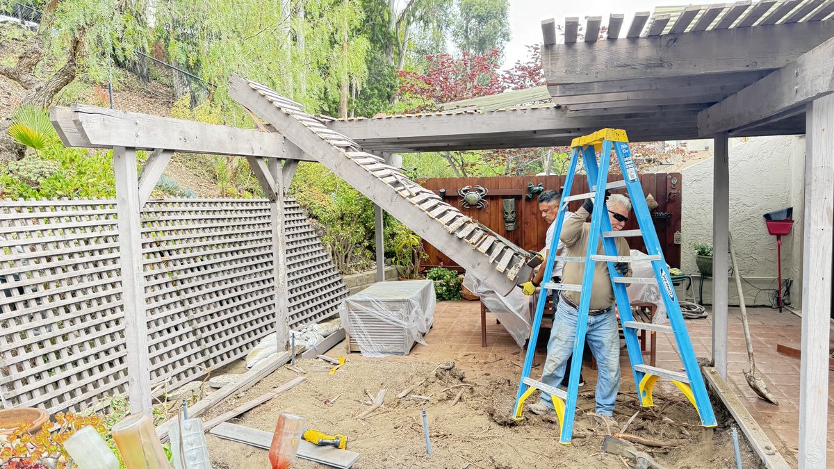 caryn_maroni's tweet image. Backyard Makeover: Day 1 ✅
Demo crew in action—patio &amp;amp; planter bed coming down! One truckload off to the dump already. More progress coming tomorrow… stay tuned!
#BackyardProject 
#DustAndGlory
#DemoMode