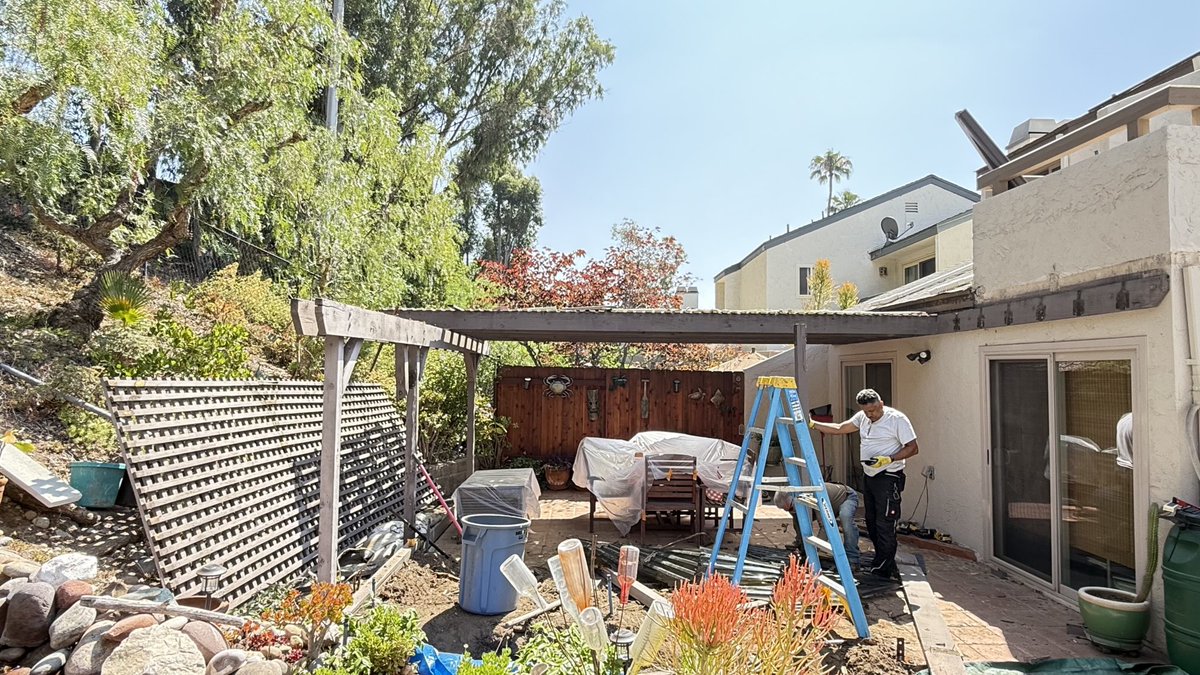 caryn_maroni's tweet image. Backyard Makeover: Day 1 ✅
Demo crew in action—patio &amp;amp; planter bed coming down! One truckload off to the dump already. More progress coming tomorrow… stay tuned!
#BackyardProject 
#DustAndGlory
#DemoMode