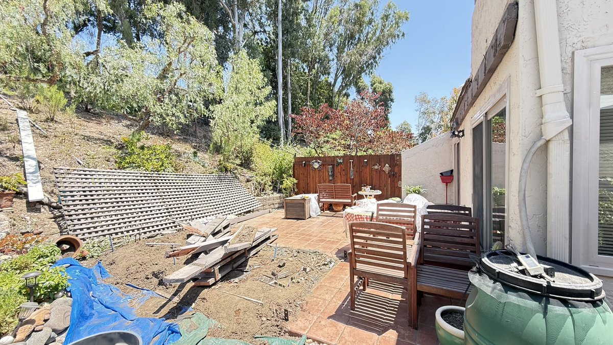 caryn_maroni's tweet image. Backyard Makeover: Day 1 ✅
Demo crew in action—patio &amp;amp; planter bed coming down! One truckload off to the dump already. More progress coming tomorrow… stay tuned!
#BackyardProject 
#DustAndGlory
#DemoMode