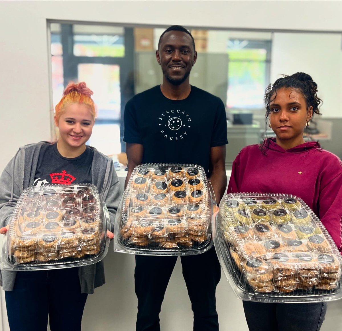 Bodega Friday in full effect! We handed out fresh groceries including cantaloupes, avocados, and tomatoes 🥑🍅🍈— As an extra special surprise, we sweetened the day with delicious cookies from @staccatobakery 🙏🏽

#yourcityyourpalante #foodinsecurity #nonprofit