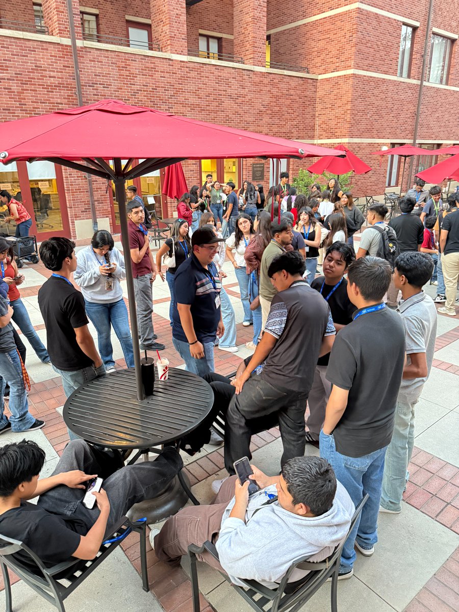 USCRaceEquity's tweet image. 📚 This June, 80 high schoolers—children of migrant farm workers—joined us at USC for a powerful week of math, leadership, and belonging. In a time of rising exclusion, we’re building resilience, identity &amp;amp; hope. 💪🏽✨ #EquityInAction #USC #FutureLeaders #EducationMatters
