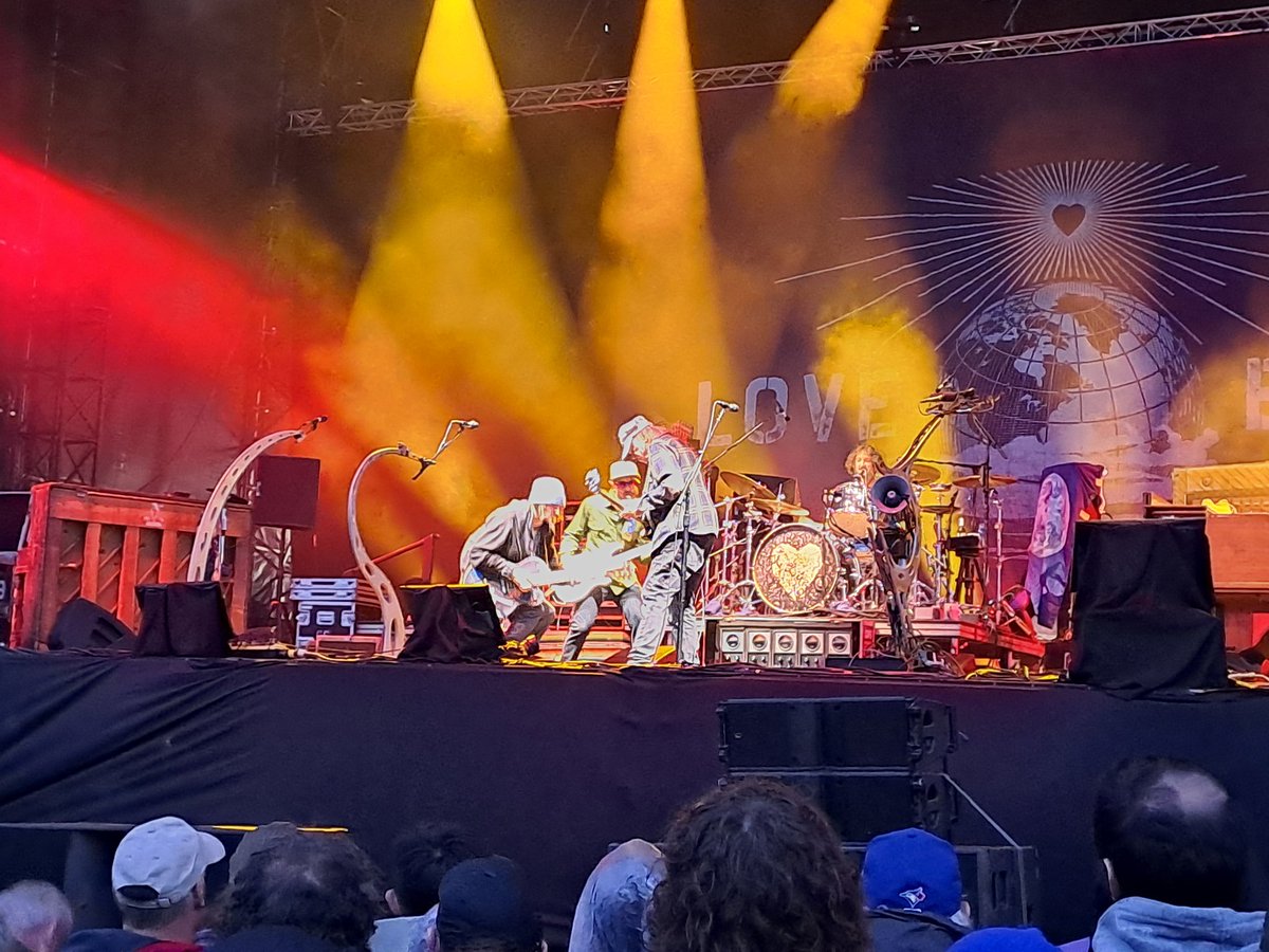 Cottse's tweet photo. What a privilege to see Neil Young one more time and Van Morrisson. 
Rocking in the free world Vs. G-L-O-R-I-A 🤔 
Malahide 26/06/25 https://t.co/S4PCMrAFxf