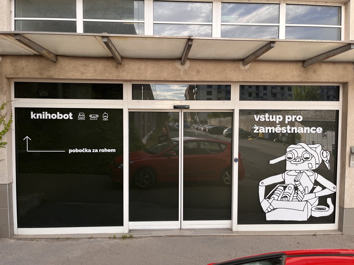 Polep výloh pro ⁦<a href="/Knihobot/">Knihobot</a>⁩ na Kolbence