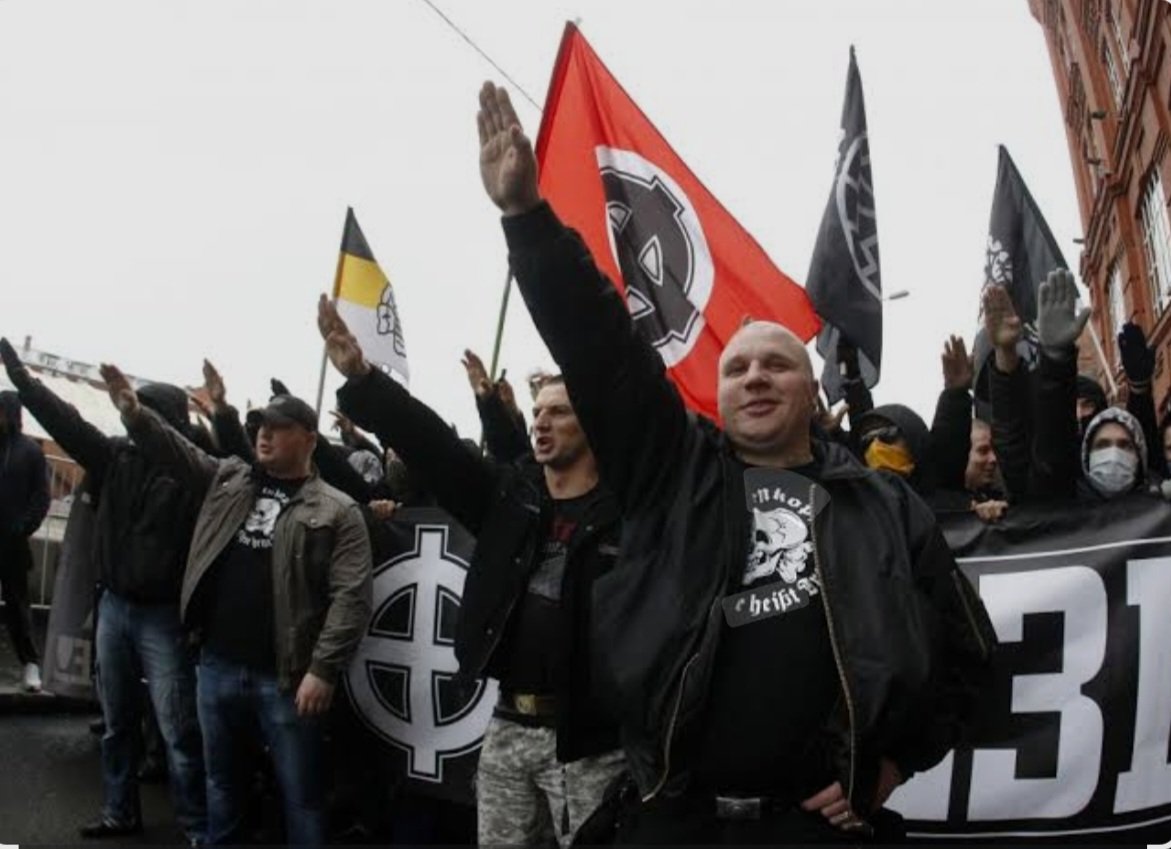 " Paradosso Ungherese"
Nell'ungheria di #Orban possono sfilare e manifestare liberamente I movimenti neonazisti provenienti da tutta Europa,  ma è vietato per legge organizzare il Pride.
Per gli eventuali manifestanti è previsto un anno di carcere.