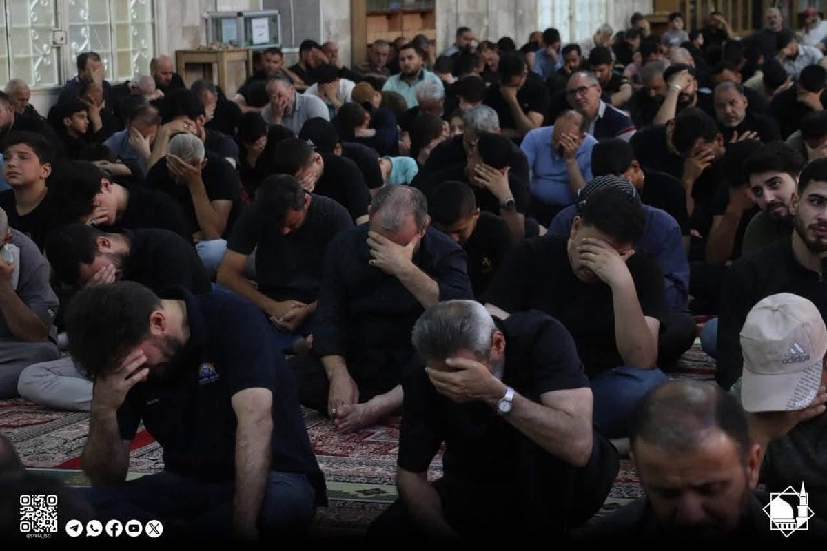 Qasemqt's tweet photo. أبناء الطائفة الشيعية يحيون الليلة الأولى من محرم في منطقة السيدة زينب بدمشق بمشاركة مشايخ الطائفة. https://t.co/jVZOzMkNTe