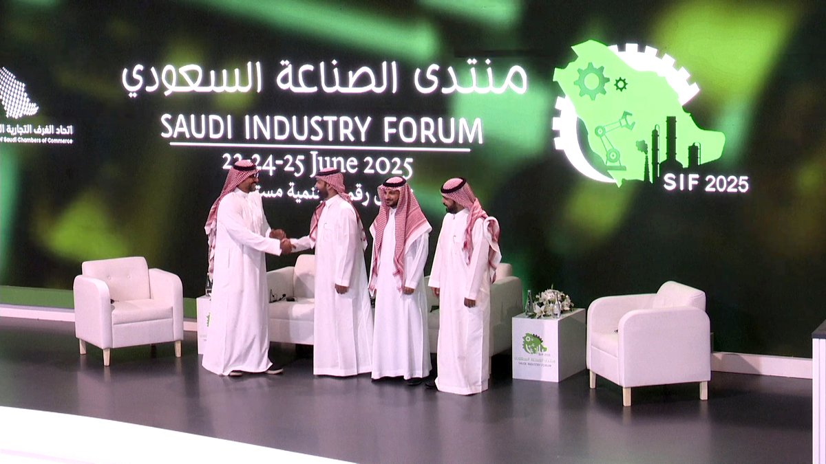 تفاعل كبير في #منتدى_الصناعة_السعودي #SIF مع جلسة "الصناعات الكيماوية في ظل التحولات العالمية"
شهد منتدى الصناعة السعودي تفاعلاً لافتًا من الحضور خلال الجلسة الحوارية التي عُقدت تحت عنوان "الصناعات الكيماوية في ظل التحولات العالمية"، والتي ناقشت تحديات القطاع وفرصه المستقبلية.