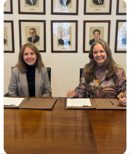 CPC (@cpcchile) on Twitter photo Pdta #CPC, <a href="/susanajimenezs/">Susana Jiménez Schuster</a> y dir. ejecutiva de Grande Pyme Katia Trusiac firmaron acuerdo de #colaboración con actores relevantes del mundo #empresarial y #académico para fortalecer la colaboración gremial y promover la integración en cadenas de valor impulsando el crecimiento. Pdta #CPC, <a href="/susanajimenezs/">Susana Jiménez Schuster</a> y dir. ejecutiva de Grande Pyme Katia Trusiac firmaron acuerdo de #colaboración con actores relevantes del mundo #empresarial y #académico para fortalecer la colaboración gremial y promover la integración en cadenas de valor impulsando el crecimiento.
