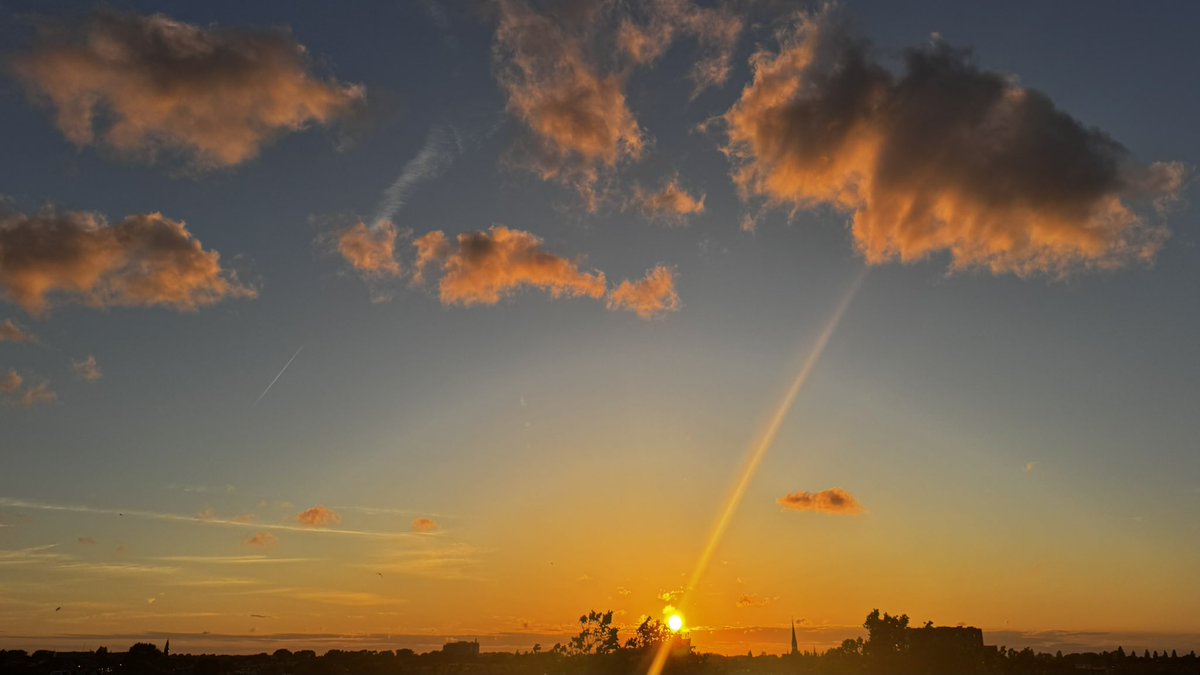 Het is alweer even geleden maar ben toch wel benieuwd dus zeg het maar 😃
Links of rechts
Left or Right
Oranje of Geel
#anitasview #zeiklozevrijdagavond #leftorright #linksofrechts