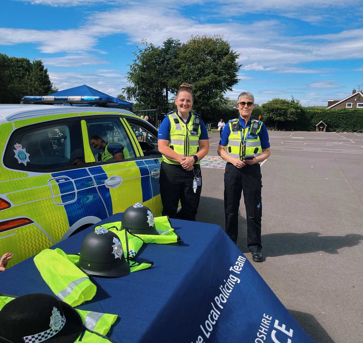 PCSO Rathbone and PCSO Wells attended the Blakeley Heath Primary School Summer Fair in Wombourne earlier today 👮🏼🚓

A fabulous afternoon speaking with the children and showing them the Police vehicle 🚨

Thanks to all who came to see us!

#NeighbourhoodPolicing