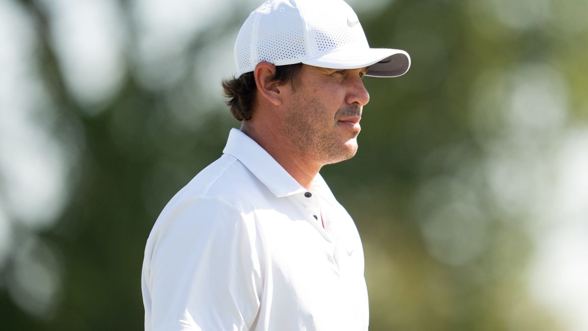 Golfweek (@golfweek) on Twitter photo Brooks Koepka slams club into ground, smashes tee box marker, WDs from LIV event in Dallas golfweek.usatoday.com/story/sports/g… Brooks Koepka slams club into ground, smashes tee box marker, WDs from LIV event in Dallas golfweek.usatoday.com/story/sports/g…