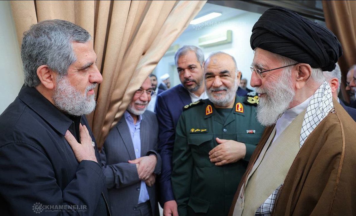 تصویری از دیدار سرلشکر پاسدار شهید حاج محمدسعید ایزدی (حاج رمضان) از فرماندهان نیرو قدس سپاه پاسداران انقلاب اسلامی با حضرت آیت‌الله خامنه‌ای و حاج قاسم سلیمانی