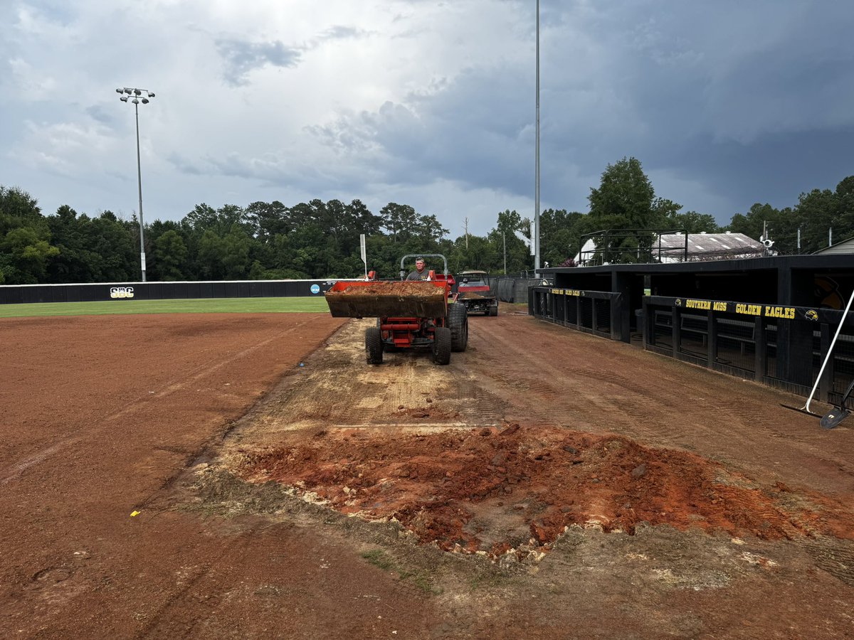 Fulksy41's tweet image. A little summer project for softball. Weβve had problems with the aprons since last year so we decided to take care of it. Took care of some other little issues while we had a mess already.
Shoutout to the crew for knocking this one out in 3 days
@USMPhysPlant @SouthernMissSB