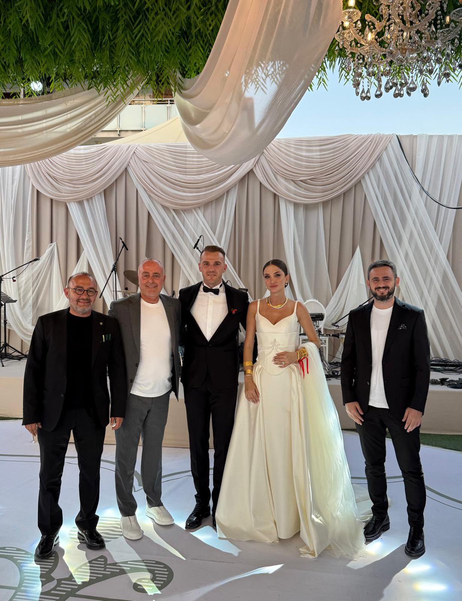 ☺️ Mutluluklar Dileriz

Futbolcumuz Ertuğrul Ersoy ile İpek Özdemir hayatını birleştirdi.

İpek Özdemir - Ertuğrul Ersoy çiftini kutluyor, ömür boyu mutluluklar diliyoruz.