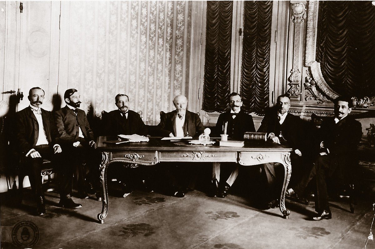 Fotografía tomada luego de una reunión de gabinete que encabezó el presidente Julio Argentino Roca con sus ministros Martín Rivadavia (de Marina), Osvaldo Magnasco (de Justicia e Instrucción Pública), Felipe Yofré (de Interior), Enrique Berduc (de Hacienda), Martín García Merou