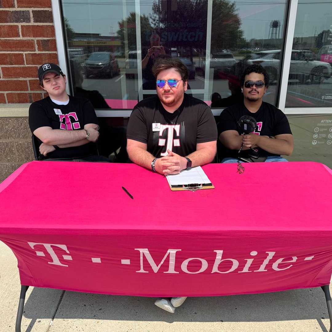 The sun is so bright the Middletown team had to break out the sunglasses for a community popup #TentEvent at their local Starbucks! 😎☕

🏪 Stop by the store at 613 Middletown Warwick Rd, Middletown, DE or give them a call at (302) 268-6006 for help with all your T-Mobile needs!