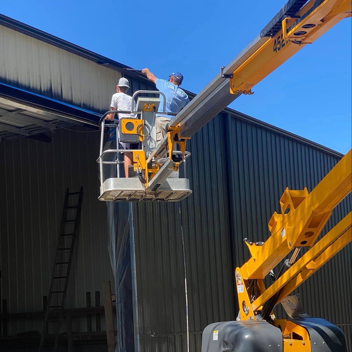 DiamondVogelPro's tweet photo. @Arkema Exteriors
Thanks for sharing your project with Diamond Vogel. 
Part of the building received new steel because of hail damage and the owner wanted the rest to match. Diamond Vogel Vers-Acryl Acrylic DTM https://t.co/Kts355jvXF