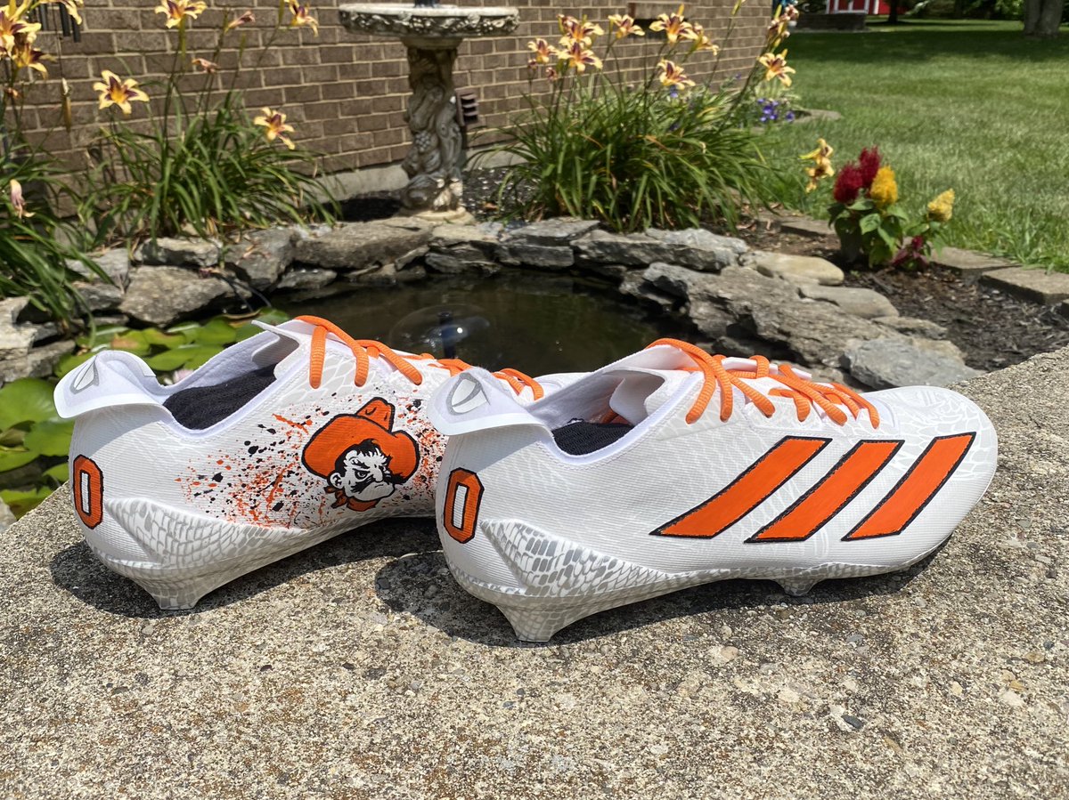 KBArtCincy's tweet image. Introducing my newest pair for Carthage HS Defensive End and Oklahoma State commit, @LandonBland04 . Get yours too with KB Art. #CustomCleats #CarthageFootball #OSUCowboys