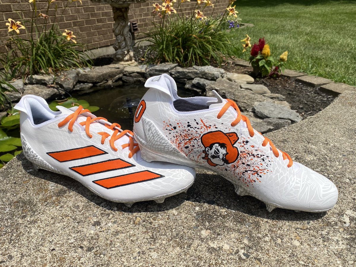 KBArtCincy's tweet image. Introducing my newest pair for Carthage HS Defensive End and Oklahoma State commit, @LandonBland04 . Get yours too with KB Art. #CustomCleats #CarthageFootball #OSUCowboys