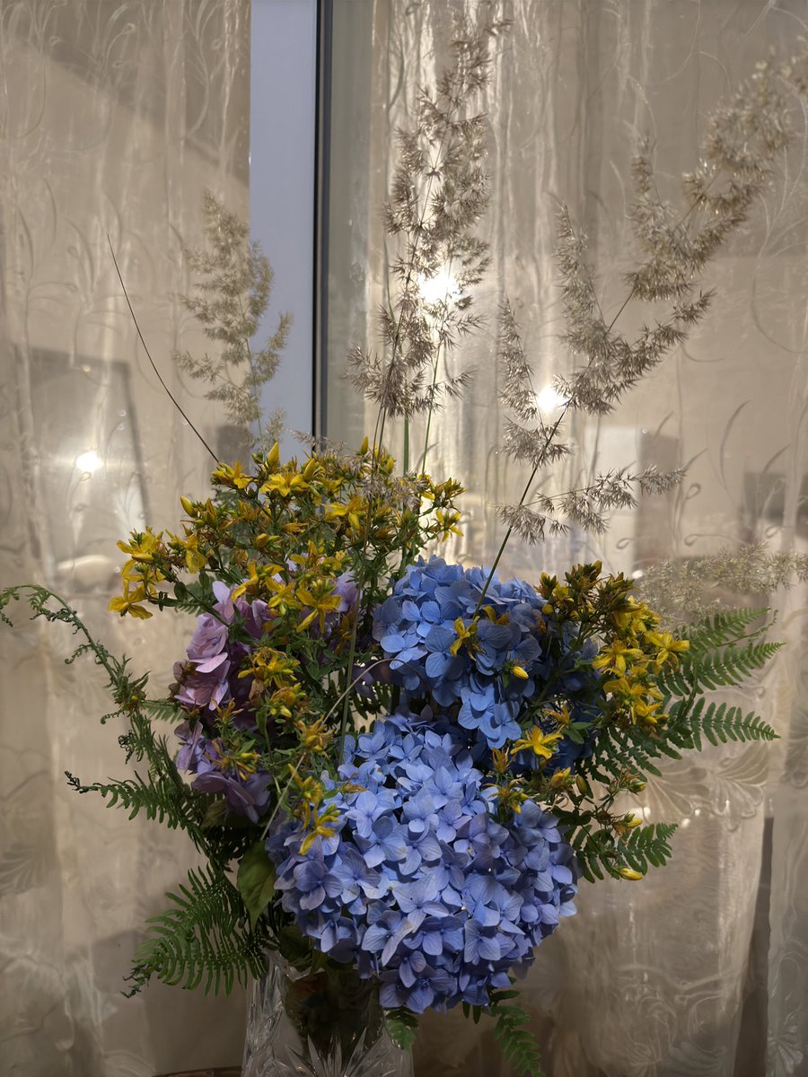 У отца сегодня юбилей 65 лет.
Собрала такие букетики🌸