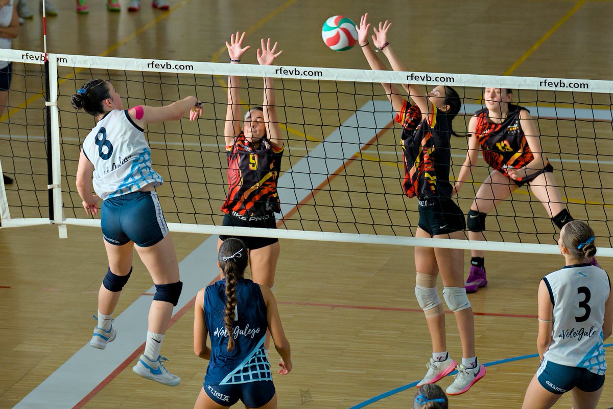 RobertoLoxo's tweet photo. Chegou o CESA de voleibol e a pequena da casa xa está de cheo en competición. O cadete feminino acaba de rematar a primeira fase con pleno de vitorias. Mañá esperan os cuartos de final, e o que veña. 💪

Sempre un orgullo vela defendendo esa camiseta.
👏😍 https://t.co/8wxtdO0JqM