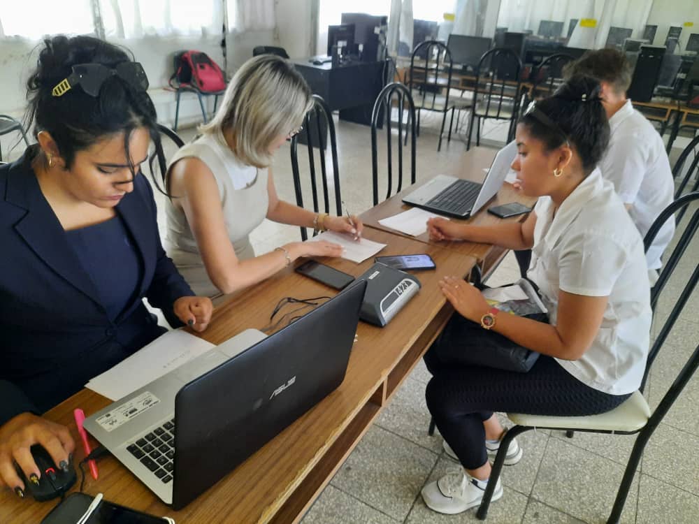 YorgelCisnero's tweet photo. La semana ha sido intensa en @ETECSA_Cuba #CiegoDeÁvila: Comerciales afinando el plan sectorial, Operaciones en la reposición de baterías, Forum de Ciencia y Técnica, Festival de artistas aficionados, Feria de empleo; intensa y fructífera.
Nuestro #LatirAvileño por un #CiegoEn26. https://t.co/mBzXIKZrb0