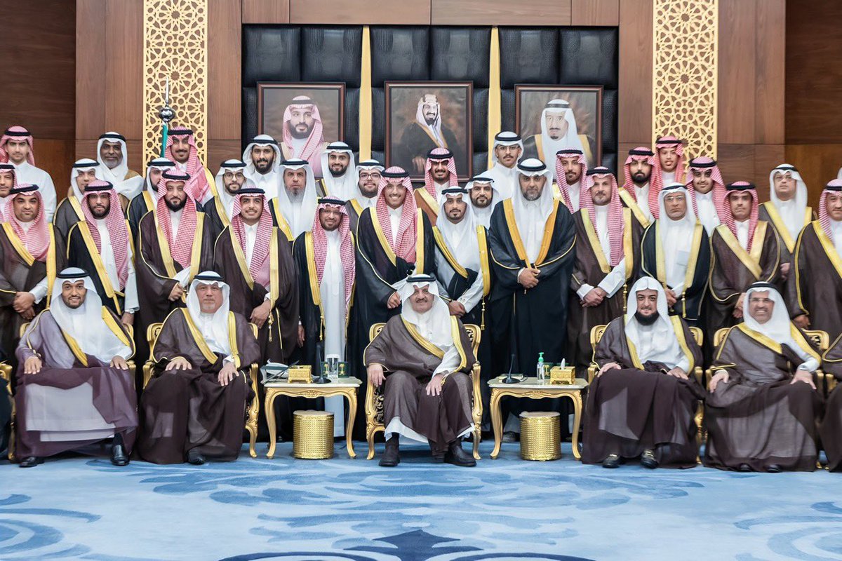 يتوسطون صاحب السمو الملكي الأمير سعود بن نايف بن عبدالعزيز آل سعود، تقديرًا لما حققوه من إنجازات محلية ودولية طلابنا الاكفاء 
✨عبد الرحيم الرشيد
✨مثنى الجبر
✨عبد الملك الهذلول 
فخر كلية الطب وبهذه المناسبة، أرفع أصدق آيات الشكر والعرفان لمقام سيدي خادم الحرمين الشريفين وسمو