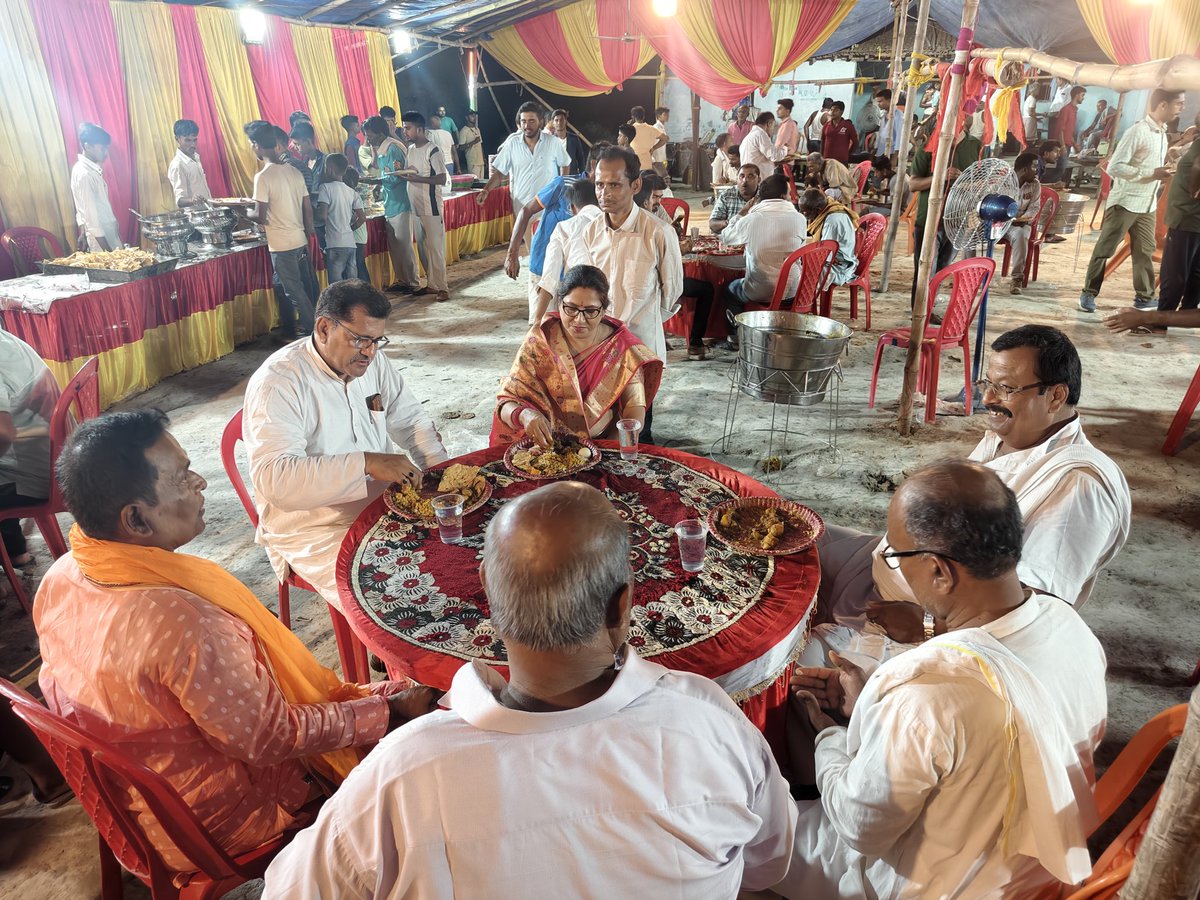 gitakumarirjd's tweet photo. साहेबगंज विधानसभा अंतर्गत विशुनपुर सरैया निवासी श्री कृष्ण कुमार सिंह जी के सुपौत्र के उपनयन संस्कार में शामिल हुई।
#gitakumari #gitasingh #sahebganj #RJD #Muzaffarpur https://t.co/Za1oOpyleD