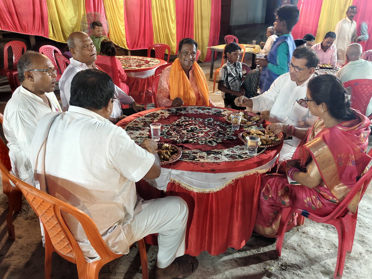 gitakumarirjd's tweet photo. साहेबगंज विधानसभा अंतर्गत विशुनपुर सरैया निवासी श्री कृष्ण कुमार सिंह जी के सुपौत्र के उपनयन संस्कार में शामिल हुई।
#gitakumari #gitasingh #sahebganj #RJD #Muzaffarpur https://t.co/Za1oOpyleD