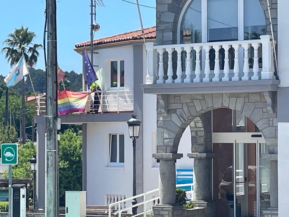 👏 <a href="/abegondo/">Concello de Abegondo</a> súmase á conmemoración do Día do Orgullo LGTBQI+.

A bandeira xa está pendurada na Casa do Concello en sinal do noso apoio á igualdade e á diversidade 🏳️‍🌈.

🗣️ O alcalde, José Antonio Santiso, fixo un reparto de material entre o tecido comercial e hostaleiro.