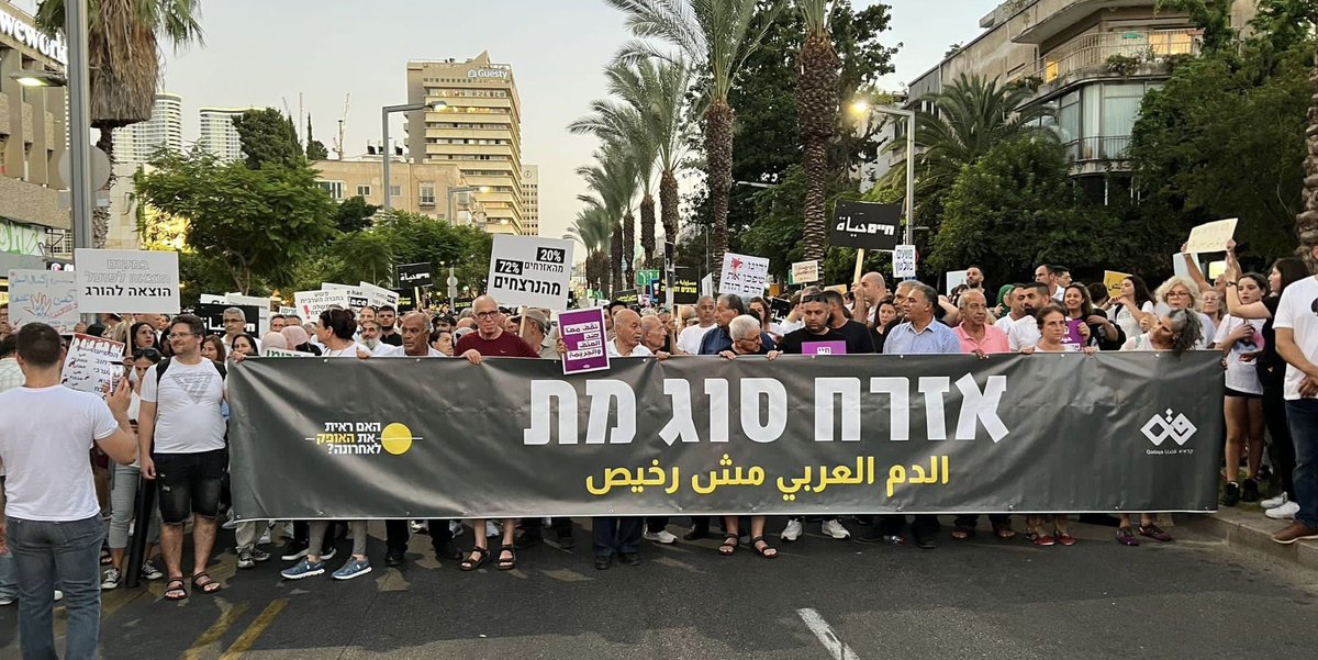 תוך שעות ספורות – שני מקרי רצח בחברה הערבית: באכסאל שבצפון וברהט שבנגב. בלוד, נרצח אדם נוסף – יהודי – באירוע ירי אחר.
המסר ברור: האלימות משתוללת ברחובות, ולמרות שהיא מכה בעיקר בחברה הערבית, היא כבר לא נעצרת שם.

128 אזרחים ערבים נרצחו מאז תחילת 2025. יותר מ-400 נפצעו. זו לא