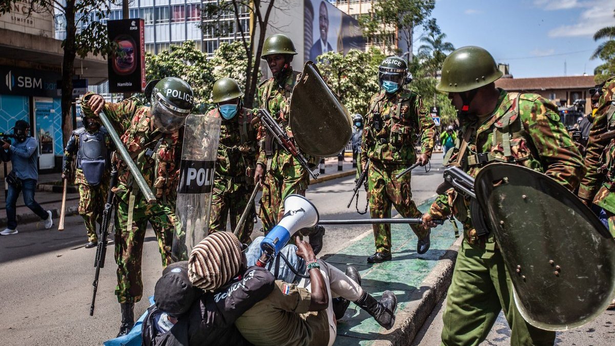 HRF's tweet image. HRF condemns Kenyan security forces’ violent repression of peaceful demonstrators in the #June25th protests against the regime of President William Ruto. HRF condemns the authorities’ attempts to impose a media blackout on the demonstrations trending as #SiriNiNumbers on social
