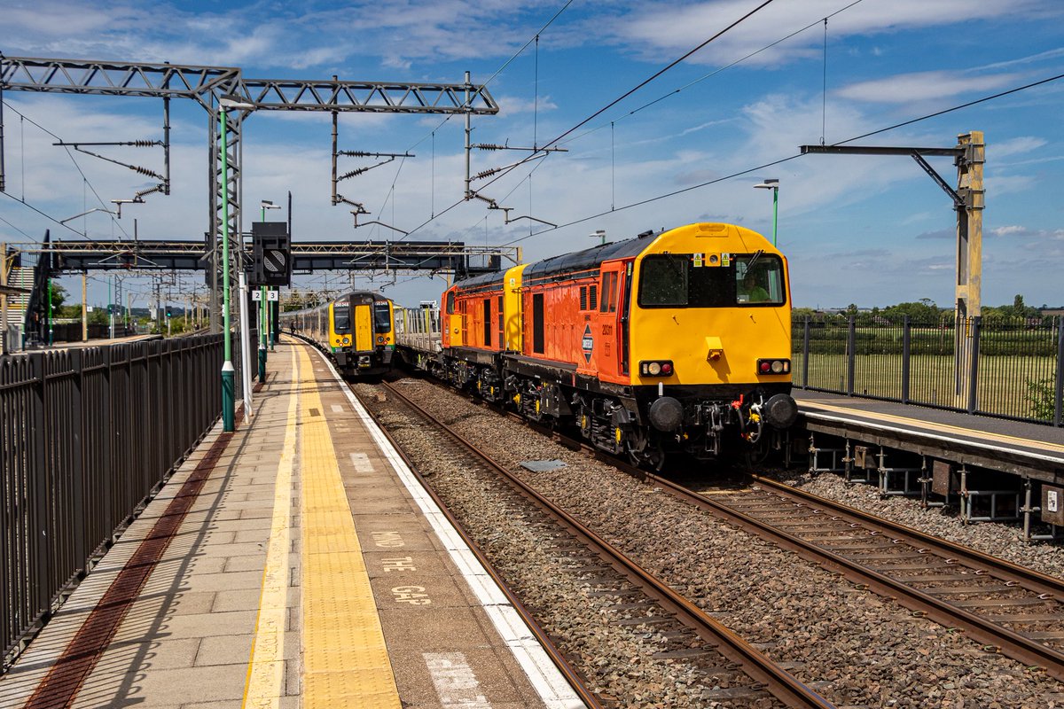 Gambling time at Cheddington today - which would come first, which end of the platform to be at… 
20311 and 20302 make a rare sight on the WCML with 6O43 Worksop to Dollands Moor - this livery certainly stands out!
27-June-25