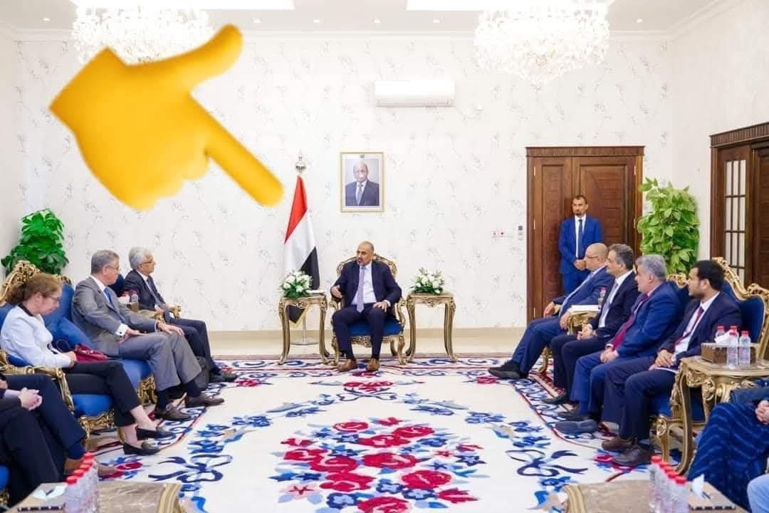 فوا اسفي لمن فوضت عني 
يعيد الارض لا قبضت يدينا 

غدر فينا ورجـّـع لي عدوي 
وقد كـنـا من الامــر انتهينا 
 
رفـع صورة عدوي آآه غُبني 
ورآيــات العدو على اليمينا