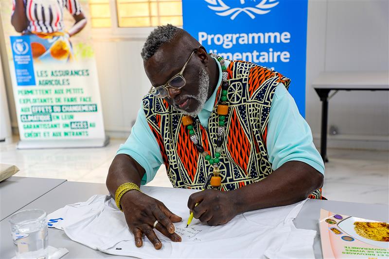 WFP_Cotedivoire's tweet image. Foi, service, passion, résilience, partage, regard…
Des mots signés @AbeganCbooto pour nourrir notre combat contre la faim et la malnutrition.
Un message fort partagé lors de sa visite à @WFP_Cotedivoire, en soutien à l’action de #WFP en 🇨🇮.