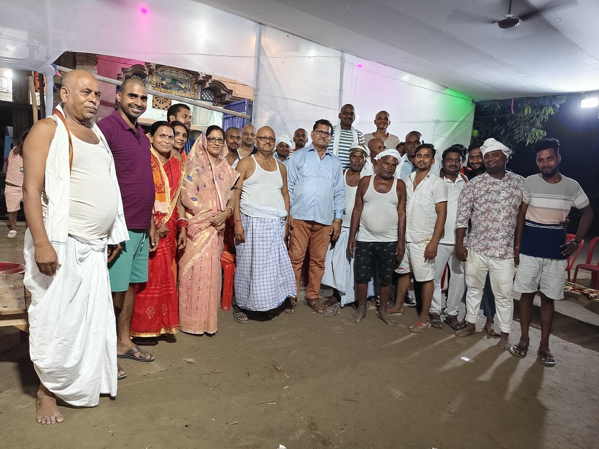 gitakumarirjd's tweet photo. अपने ग्रामीण फतेहाबाद निवासी श्री रामप्रवेश पटेल जी की माता जी के देहांत उपरांत श्राद्ध कर्म में शामिल होकर उन्हें श्रद्धांजलि दी।
#gitakumari #gitasinghrjd #sahebganj #RJD #Muzaffarpur https://t.co/Lsq6wVvB34