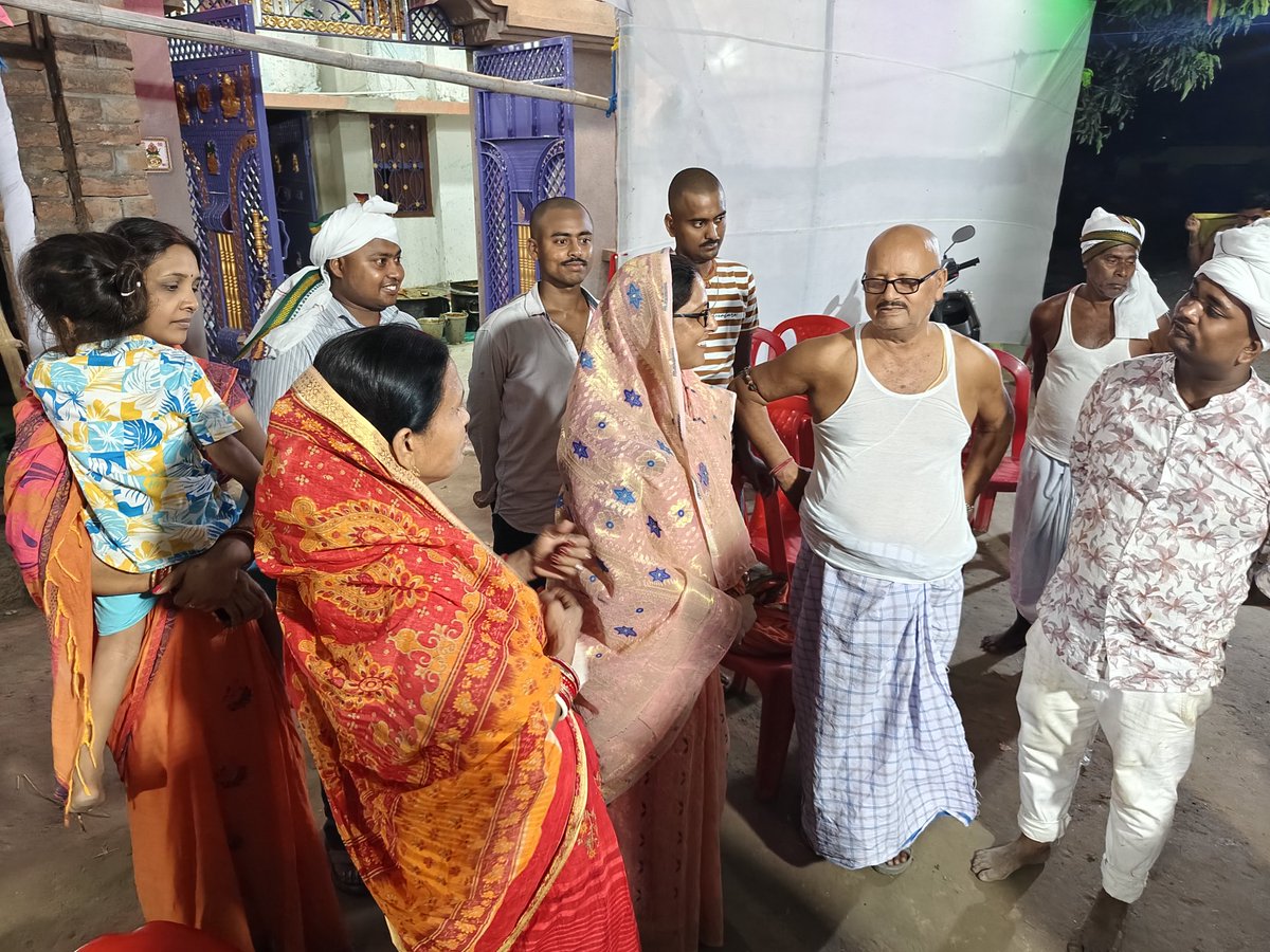 gitakumarirjd's tweet photo. अपने ग्रामीण फतेहाबाद निवासी श्री रामप्रवेश पटेल जी की माता जी के देहांत उपरांत श्राद्ध कर्म में शामिल होकर उन्हें श्रद्धांजलि दी।
#gitakumari #gitasinghrjd #sahebganj #RJD #Muzaffarpur https://t.co/Lsq6wVvB34
