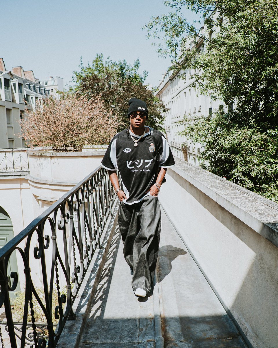 HIP KIT ON BUT MAN DIDNT COME TO PARIS TO PLAY.