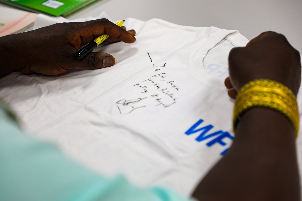WFP_Cotedivoire's tweet image. Foi, service, passion, résilience, partage, regard…
Des mots signés @AbeganCbooto pour nourrir notre combat contre la faim et la malnutrition.
Un message fort partagé lors de sa visite à @WFP_Cotedivoire, en soutien à l’action de #WFP en 🇨🇮.