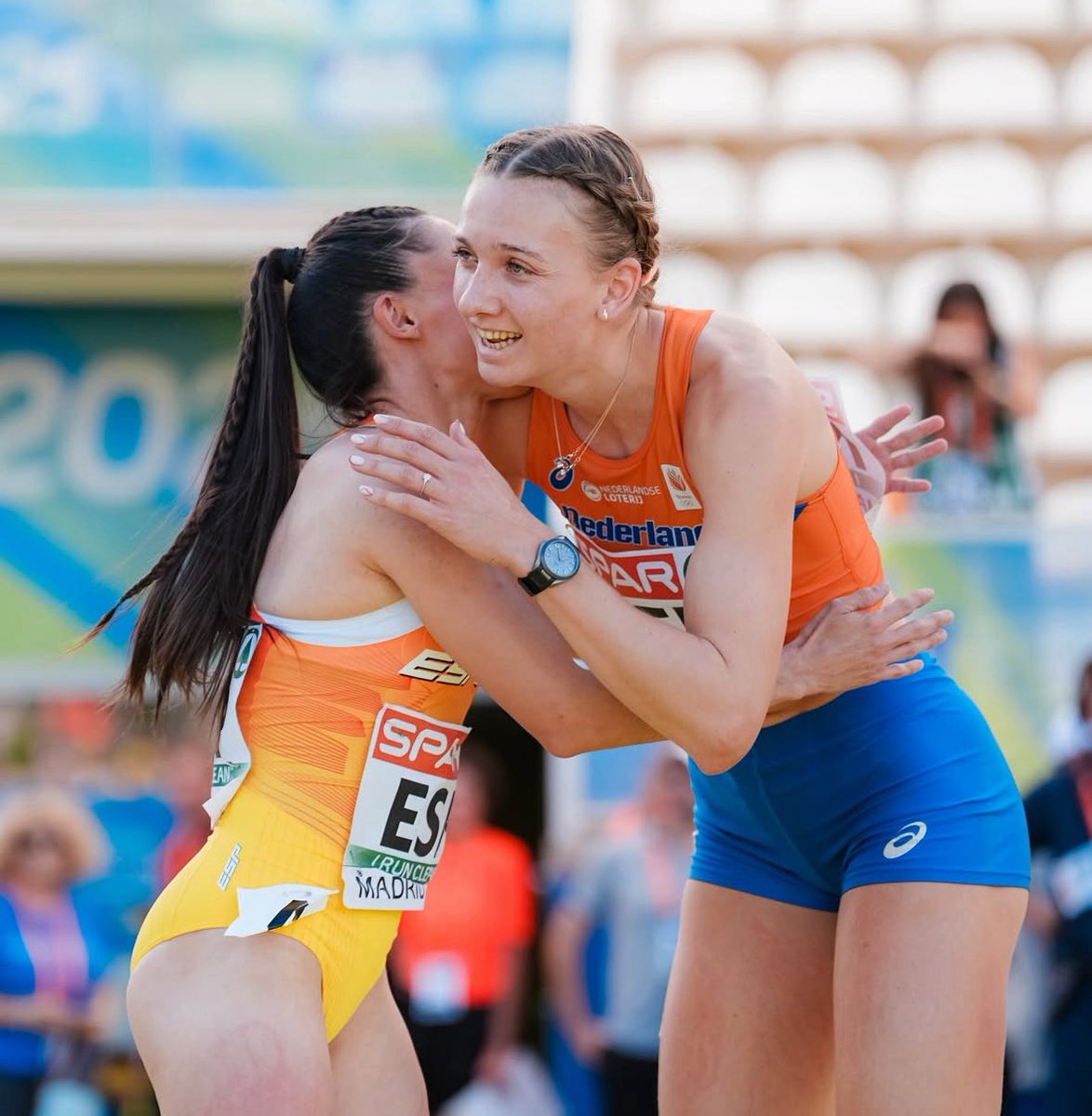 Qué foto.

Y os cuento: en la zona de calentamiento, Femke Bol se ha acercado a Paula Sevilla para saludarla, preguntarle cómo está yendo su adaptación al 400 y si entrenaba habitualmente en Madrid con este calor.

Paulita ya se ha ganado el respeto.