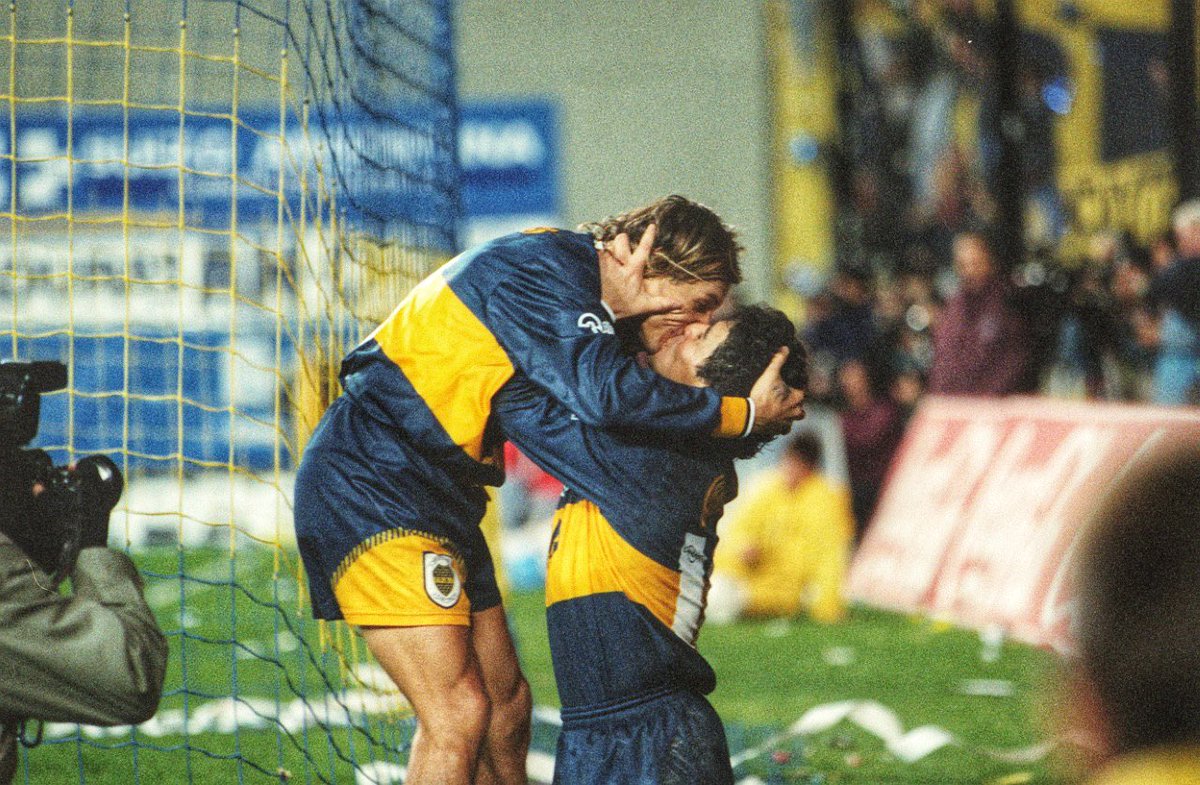 Pride at La Bombonera 🏳️‍🌈

In 1995 Argentina manager Daniel Passarella said "he would not accept a homosexual in his team". Diego Maradona responded saying he’d ‘smack a kiss’ on Claudio Caniggia's lips whenever he scored. Caniggia's hattrick against River the opportune moment 💋