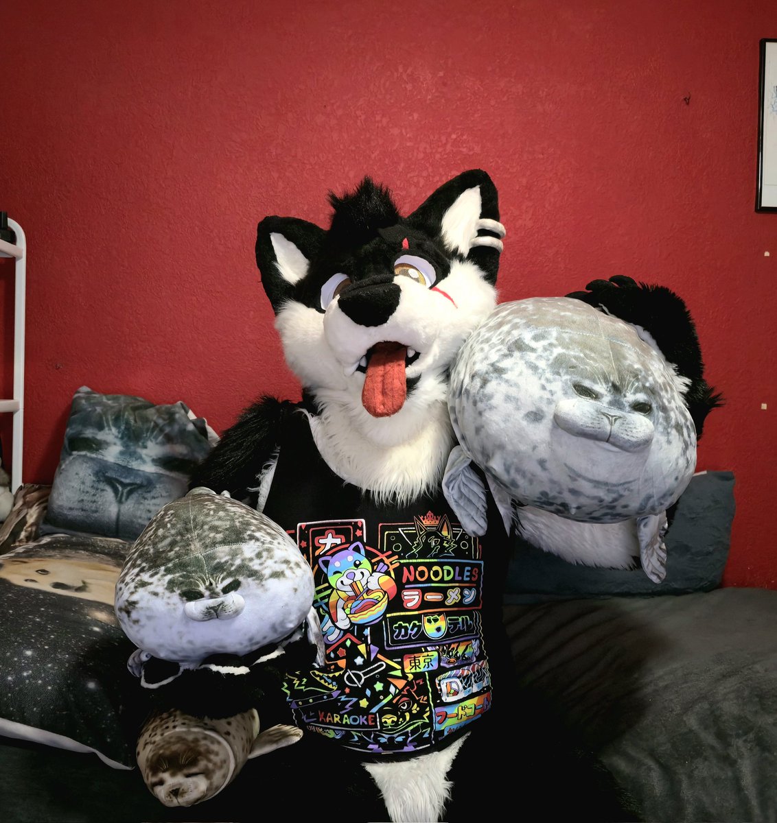 Oh you really love seals, don't you? ❤️
Me: is that too obvious? 
Hahaha ❤️
#FursuitFriday #fursuit #fursuiter