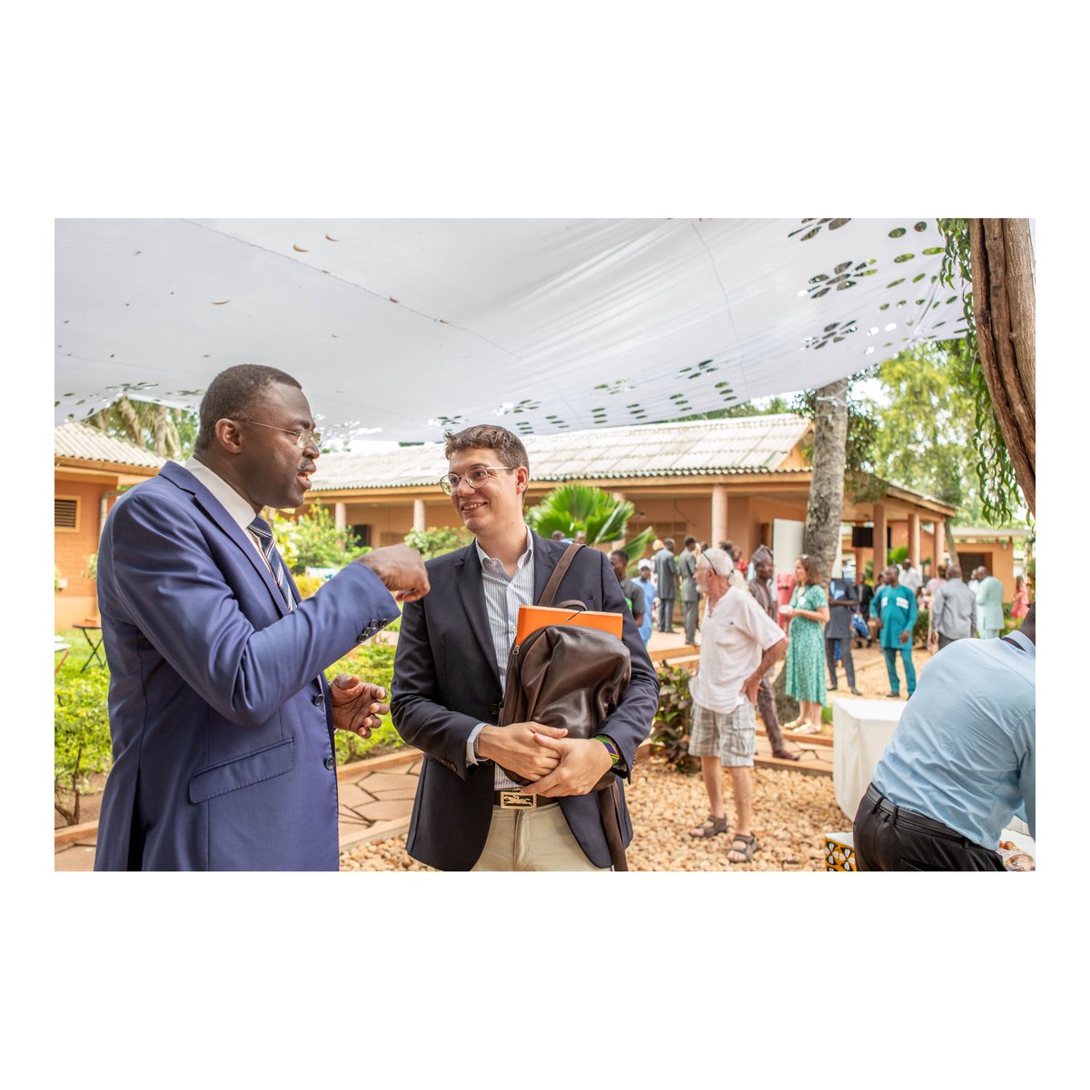 🔸 Merci au projet MADE AFL 🔸
Heureux d’avoir présenté mon reportage photo entre le Bénin 🇧🇯 et le Togo 🇹🇬 sur l’éco-construction.
Des techniques durables, des savoirs locaux, et une vision d’avenir 🌍
#photoreportage #yanickfolly #ecoconstruction #MadeAFL