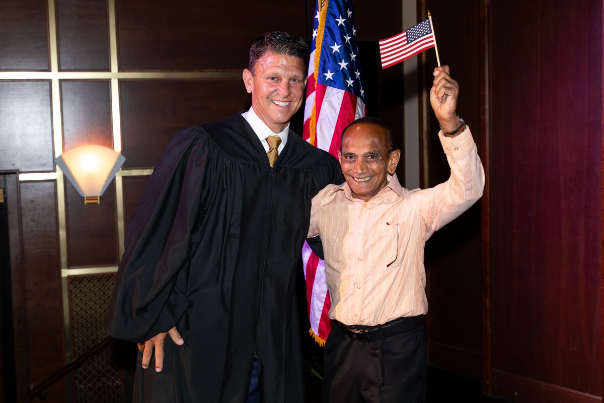 USCourtsMOED's tweet image. On Tue 6/24, U.S. District Judge Matthew Schelp welcomed 48 #NewUSCitizens from 28 countries at a naturalization ceremony hosted by @moboysstate and @ALAMOGirlsState at @LindenwoodU. Lindenwood President Dr. John Porter gave remarks & The Courthouse Singers provided music.