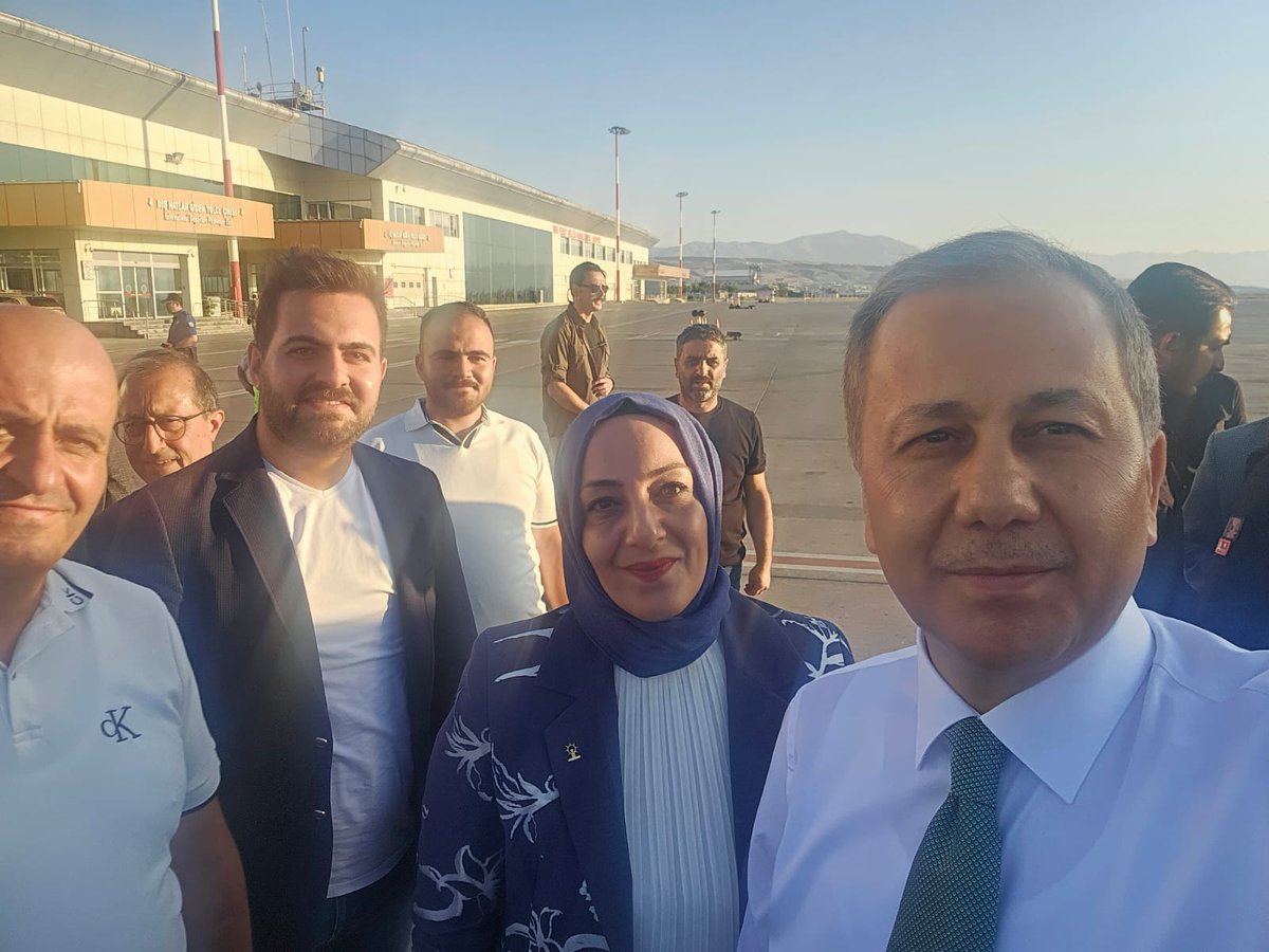 ALİİHSAN ÇINARBAY (@aliihsantiwiter) on Twitter photo 📍VAN
Çeşitli açılış ve programlara katılmak üzere ilimize teşrif eden içişleri bakanımız sayın <a href="/AliYerlikaya/">Ali Yerlikaya</a> beyin kendi elleriyle çekmiş olduğu selfi ve İlgilerinden dolayı kendilerine Teşekkür ederim
<a href="/Akparti/">AK Parti</a>
<a href="/tcvanvaliligi/">T.C. Van Valiliği 🇹🇷</a>
<a href="/TC_icisleri/">T.C. İçişleri Bakanlığı</a>
<a href="/Burhan_Kayaturk/">Burhan Kayatürk</a>
<a href="/RTErdogan/">Recep Tayyip Erdoğan</a> 📍VAN
Çeşitli açılış ve programlara katılmak üzere ilimize teşrif eden içişleri bakanımız sayın <a href="/AliYerlikaya/">Ali Yerlikaya</a> beyin kendi elleriyle çekmiş olduğu selfi ve İlgilerinden dolayı kendilerine Teşekkür ederim
<a href="/Akparti/">AK Parti</a>
<a href="/tcvanvaliligi/">T.C. Van Valiliği 🇹🇷</a>
<a href="/TC_icisleri/">T.C. İçişleri Bakanlığı</a>
<a href="/Burhan_Kayaturk/">Burhan Kayatürk</a>
<a href="/RTErdogan/">Recep Tayyip Erdoğan</a>