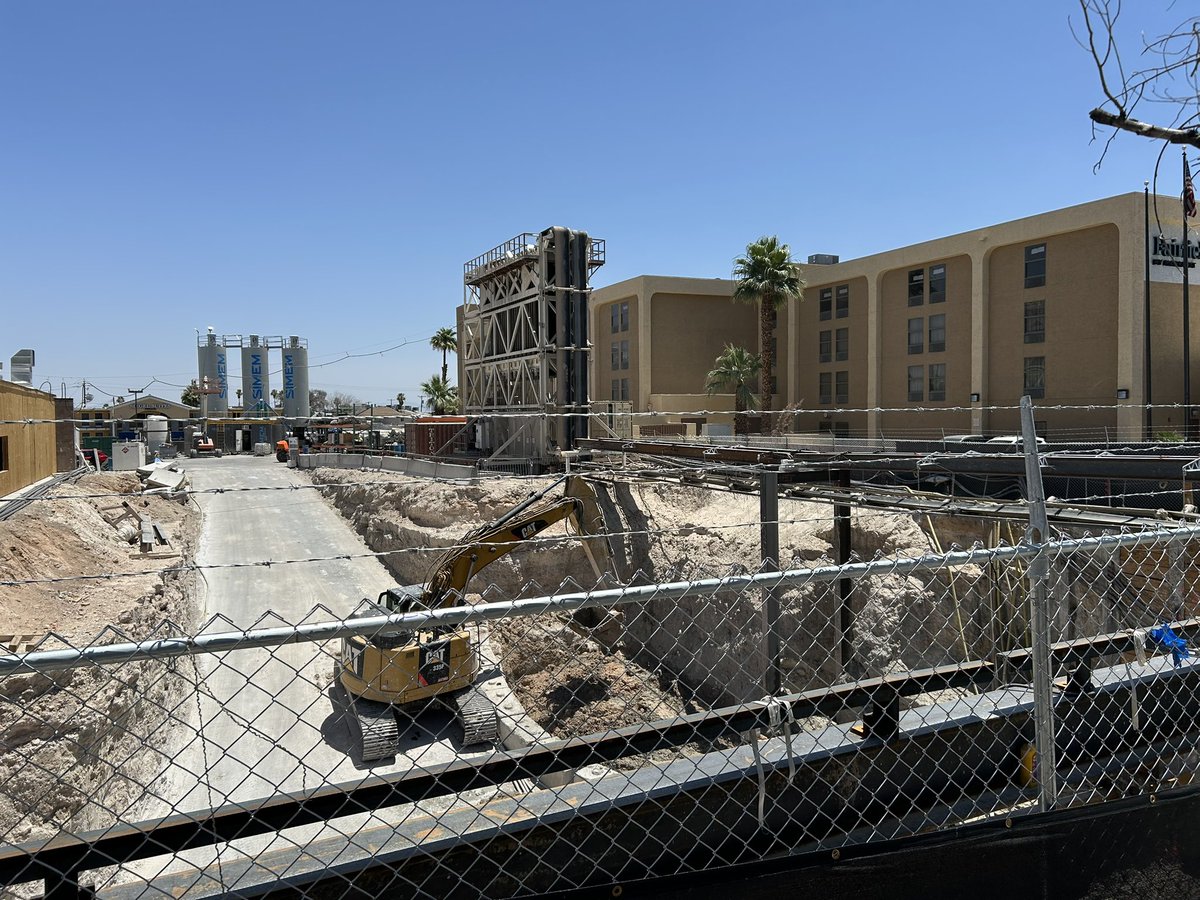 Mic_VegasSphere's tweet image. UPDATE BORING COMPANY Vegas Loop Firefly station on Paradise Rd.
Interesting they call this site Firefly. I was a well known local restaurant that moved during Covid. Lots of progress here it’s difficult to photograph though. Not sure if the ramp is temporary for…